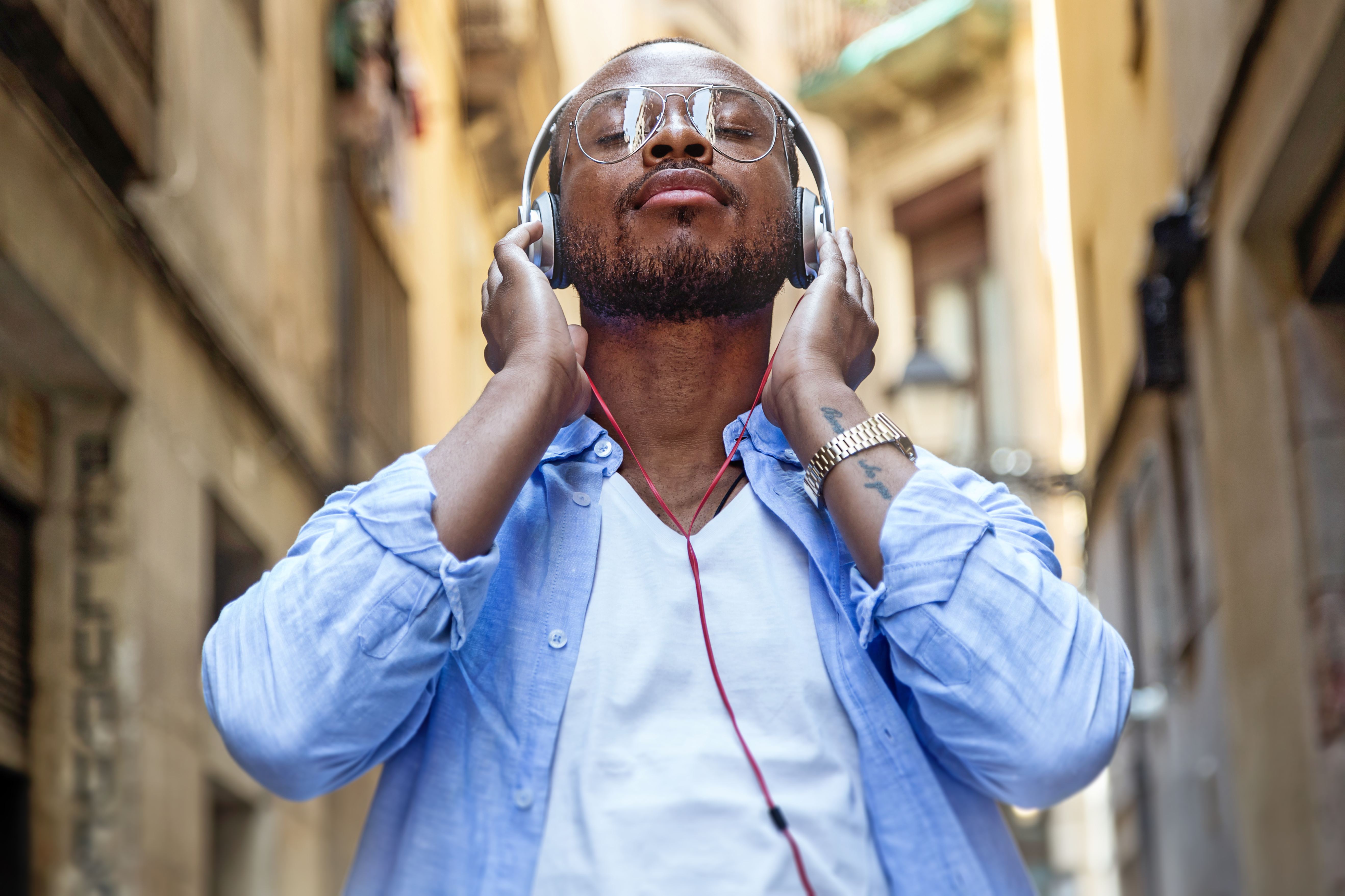 Слушать people. Человек слушает. Man with Headphones. Dancing man Headphone. African man with Headphones in his Ears.